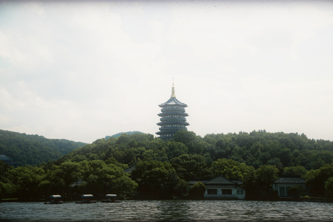西湖刚“水漫金山”,今晚又是七夕:重温《青蛇》先看清版本——一年前4K重映的删减与换配乐全梳理
