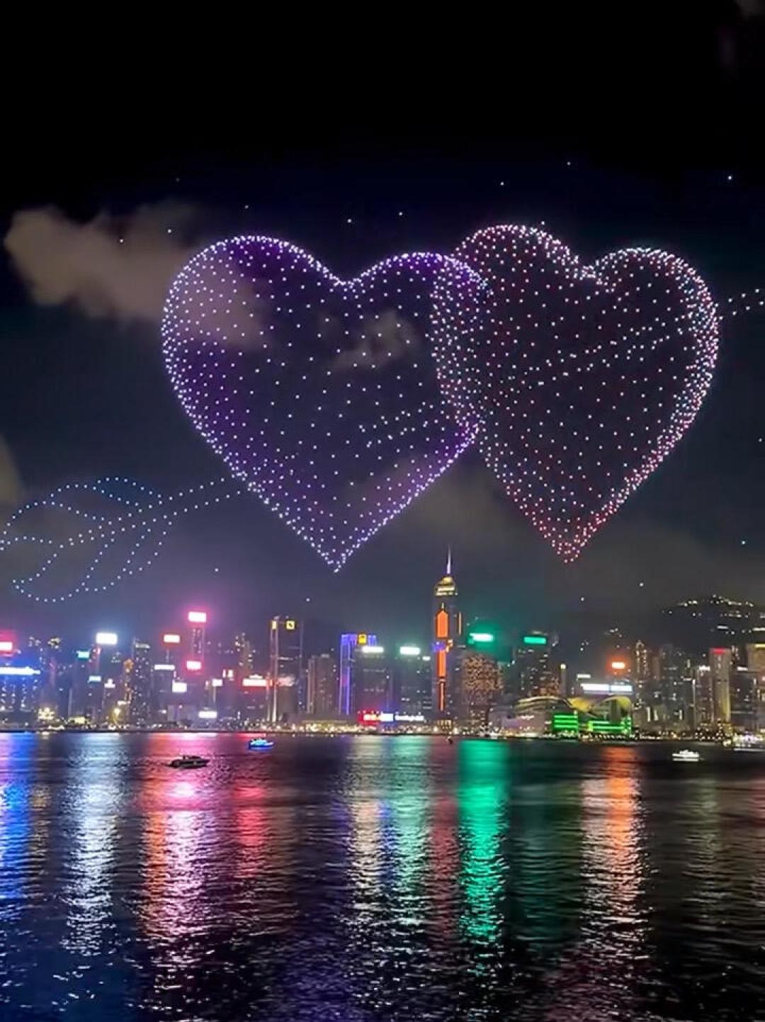 维港的夜晚正在换档:“幻彩咏香江”确认退场,今晚的七夕无人机秀是预演