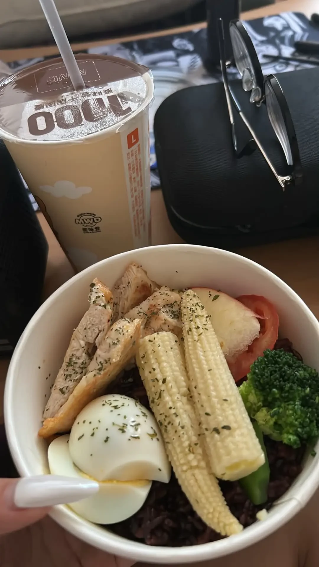 断晚饭还是吃夜宵?我把评论区吵翻的两派,对照一项12个月随机实验和1338人调查查了一遍:你们吵错问题了