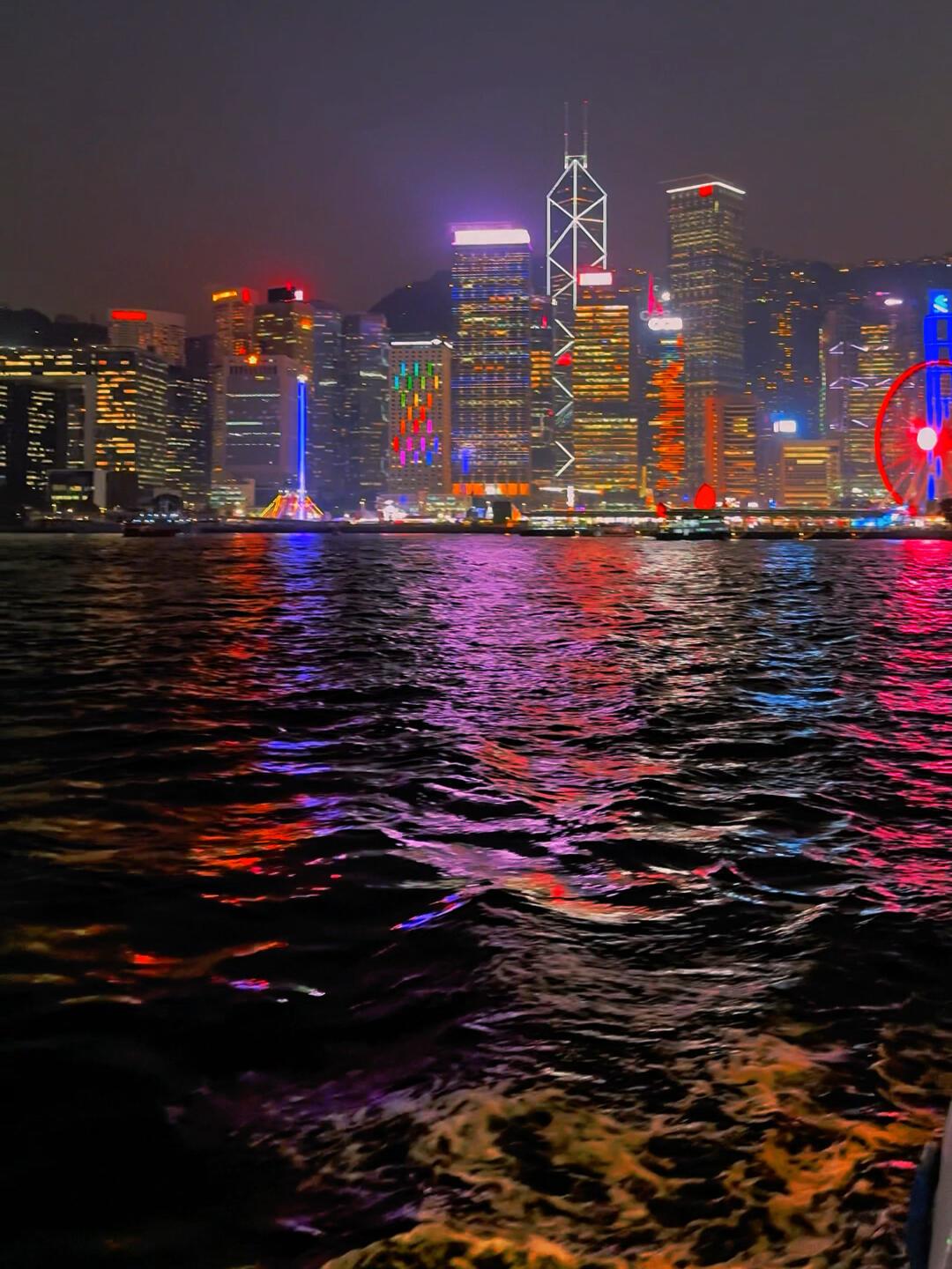 维港的夜晚正在换档:“幻彩咏香江”确认退场,今晚的七夕无人机秀是预演