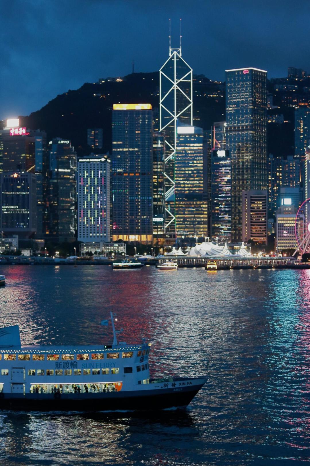 维港的夜晚正在换档:“幻彩咏香江”确认退场,今晚的七夕无人机秀是预演