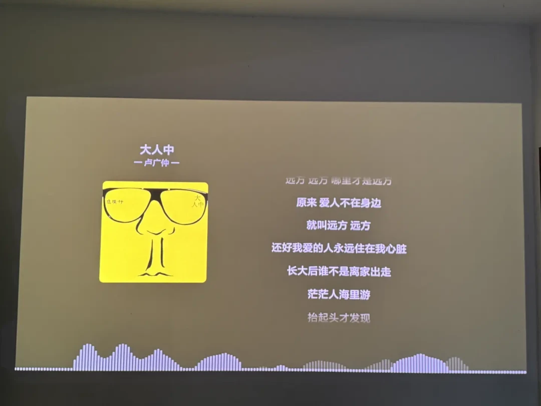 给客厅搞一块百寸级大屏：100寸电视和激光投影，算完这四笔账就知道怎么选了