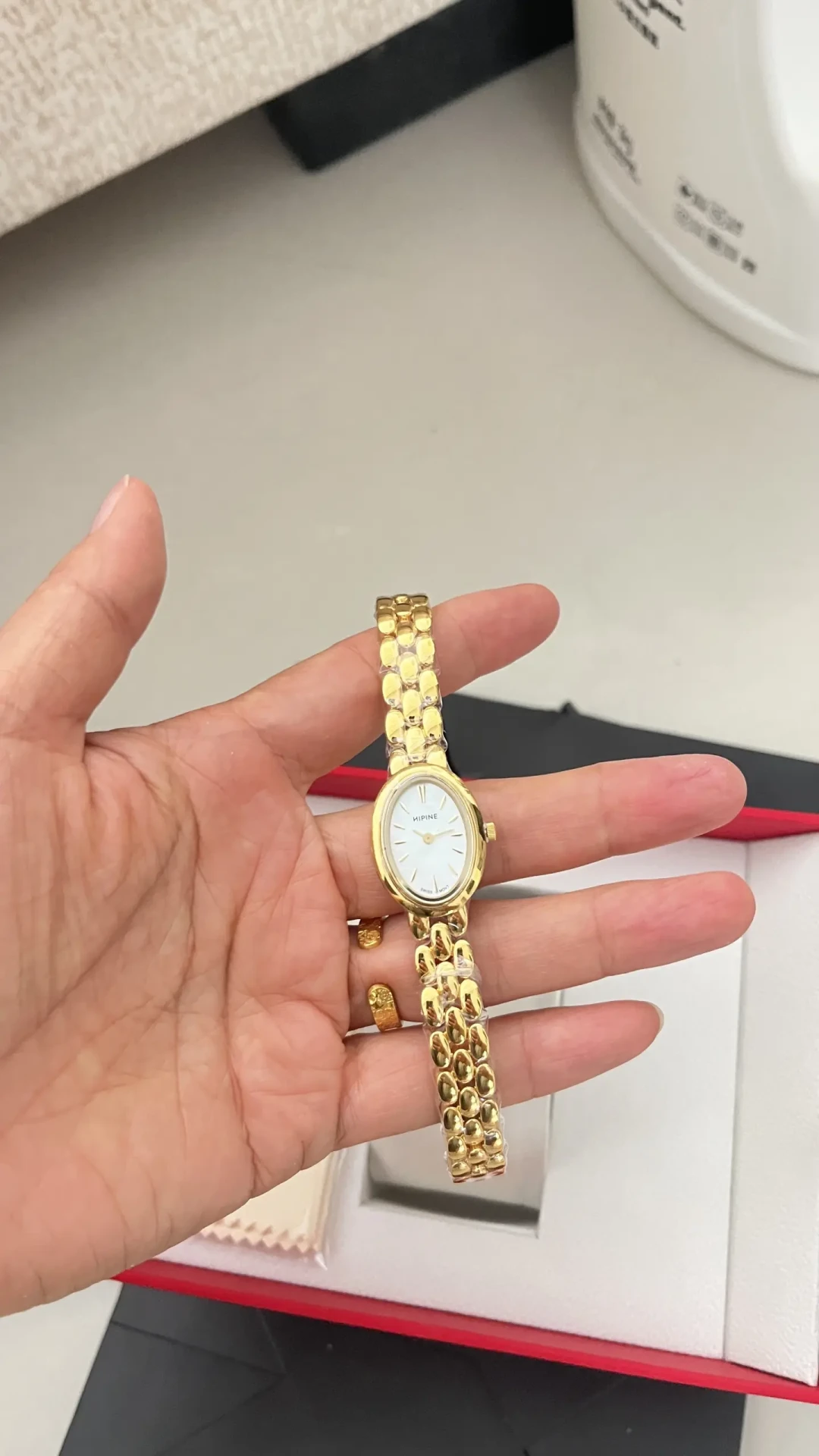 金价5天涨70元/克,品牌金饰破1290:“按克卖”的金表,是捡漏还是智商税?先算清这笔账