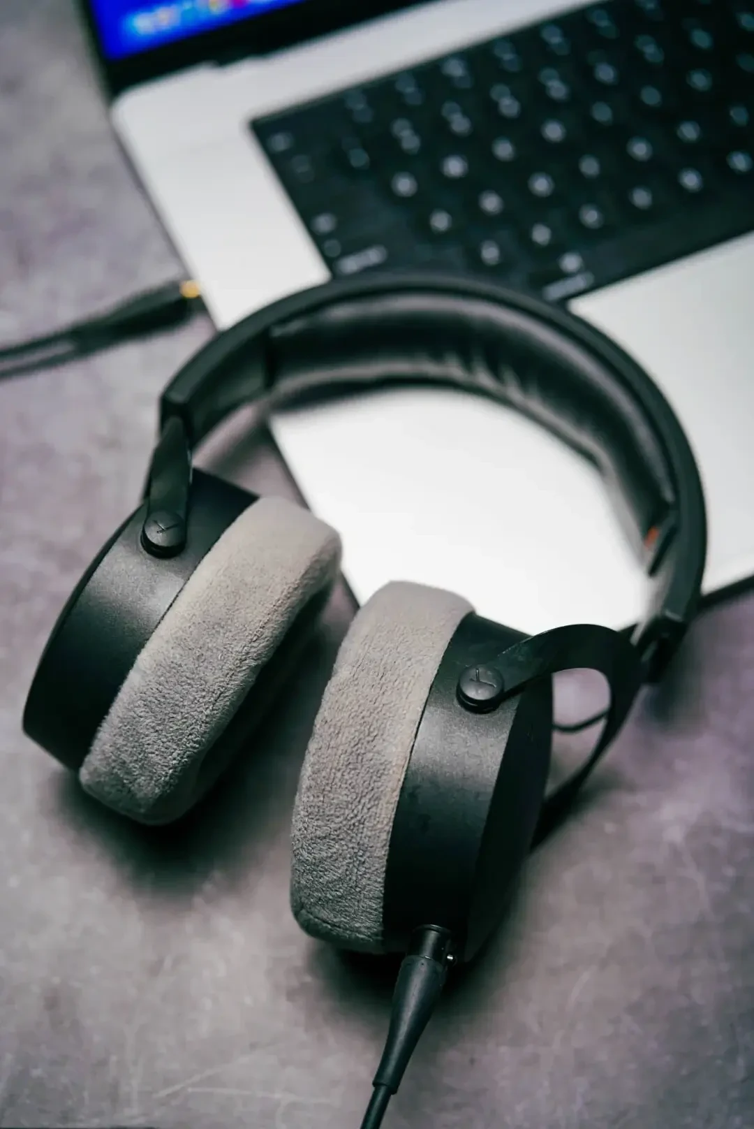 开学季宿舍HiFi冷水指南:桌子不到60cm还限功率,把四个平台的信号核了一遍,99到2900元的钱该这么花
