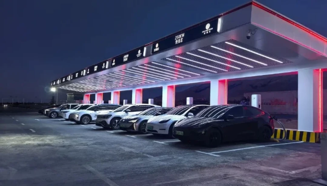 小米在一碗泉趴窝吵翻了,可同一地点如今立起了新的240kW充电桩:对完20多篇纯电进疆实测帖和交通部数据,这份进疆充电判断卡请收好