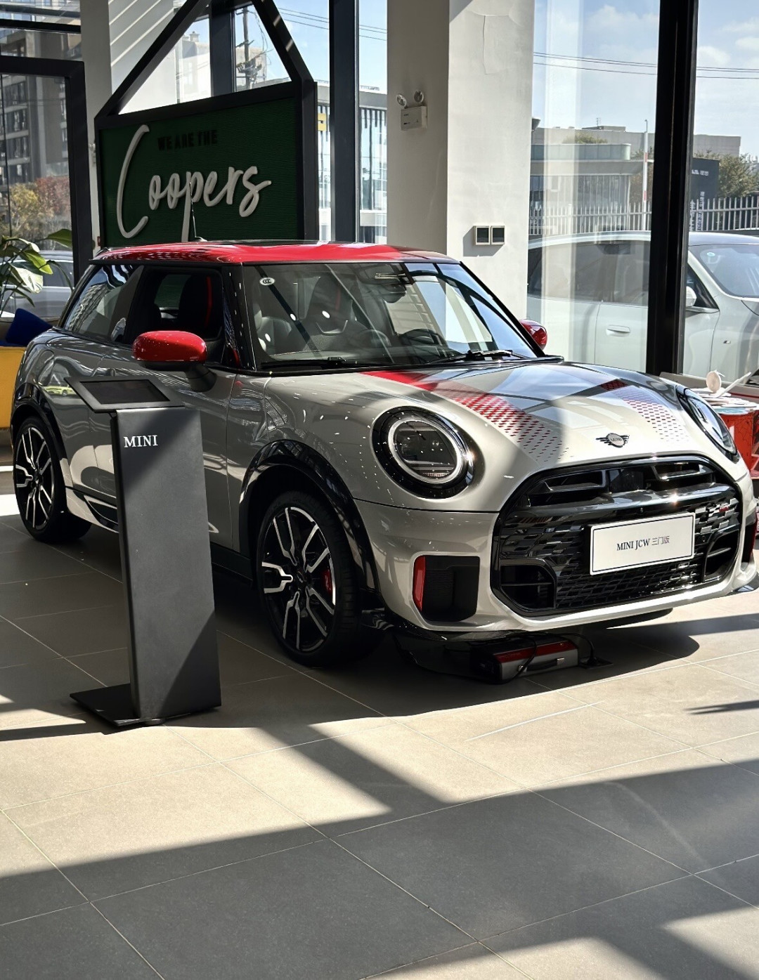 电动JCW 25.38万258马力,燃油JCW 31.08万231马力:MINI的8月生日月,把这笔账一次算清