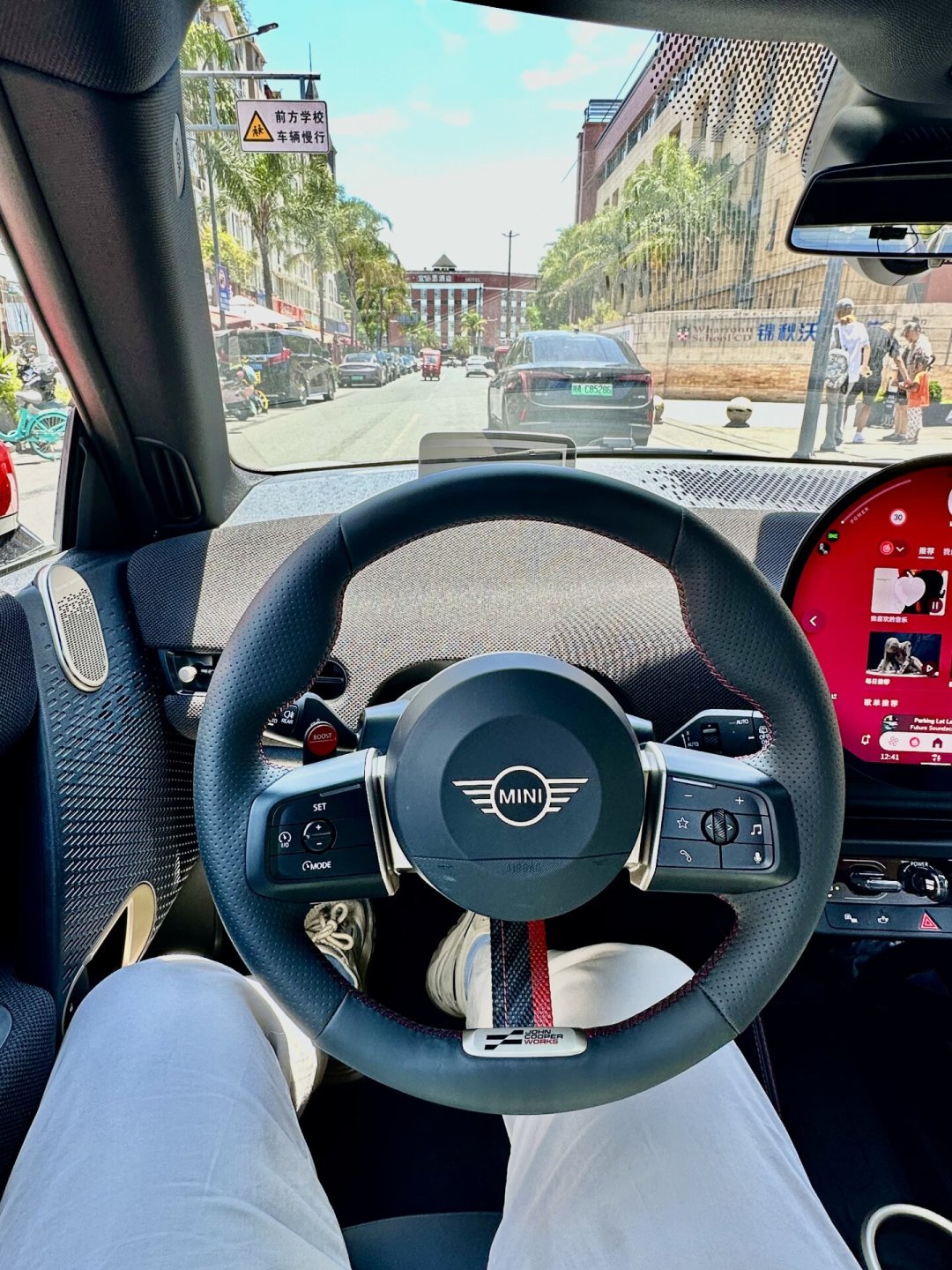 电动JCW 25.38万258马力,燃油JCW 31.08万231马力:MINI的8月生日月,把这笔账一次算清