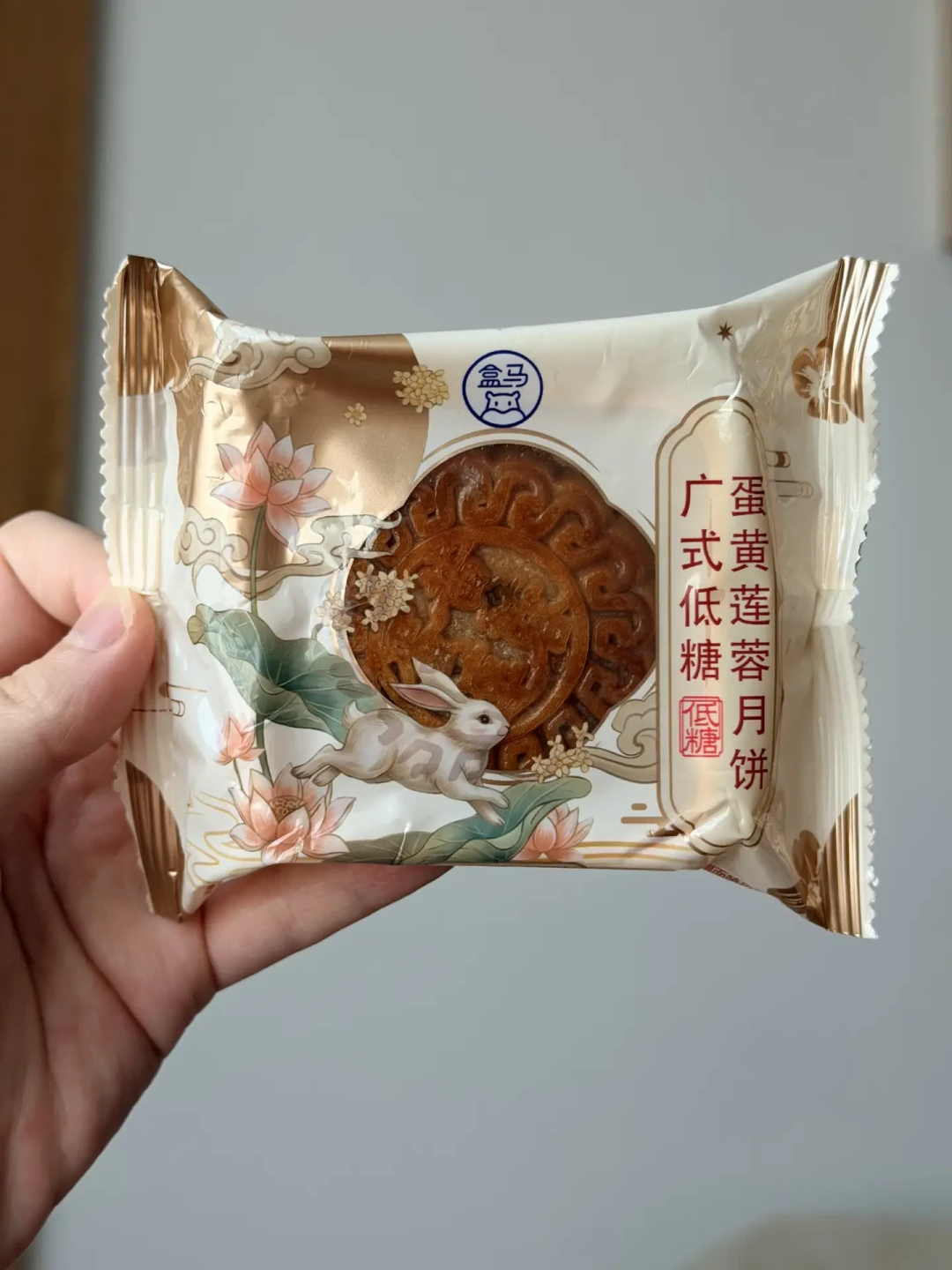 低糖月饼的糖是真降了，最低只有3.1克，但热量一分没省：对完16款月饼的营养标签，控糖党今年中秋这样选