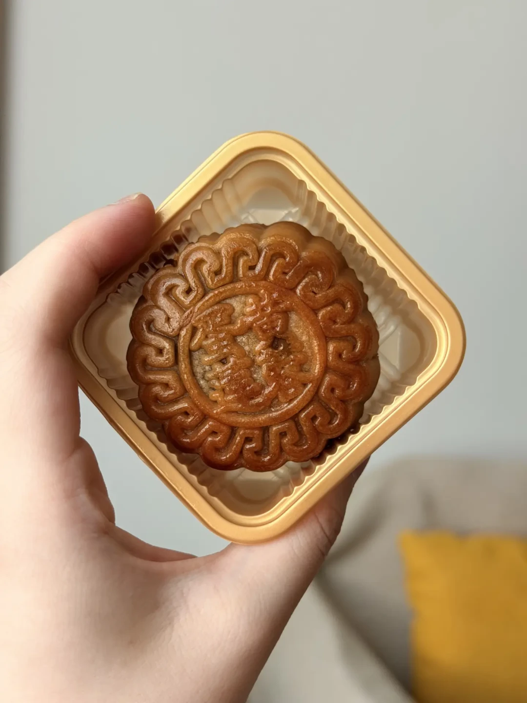 低糖月饼的糖是真降了，最低只有3.1克，但热量一分没省：对完16款月饼的营养标签，控糖党今年中秋这样选
