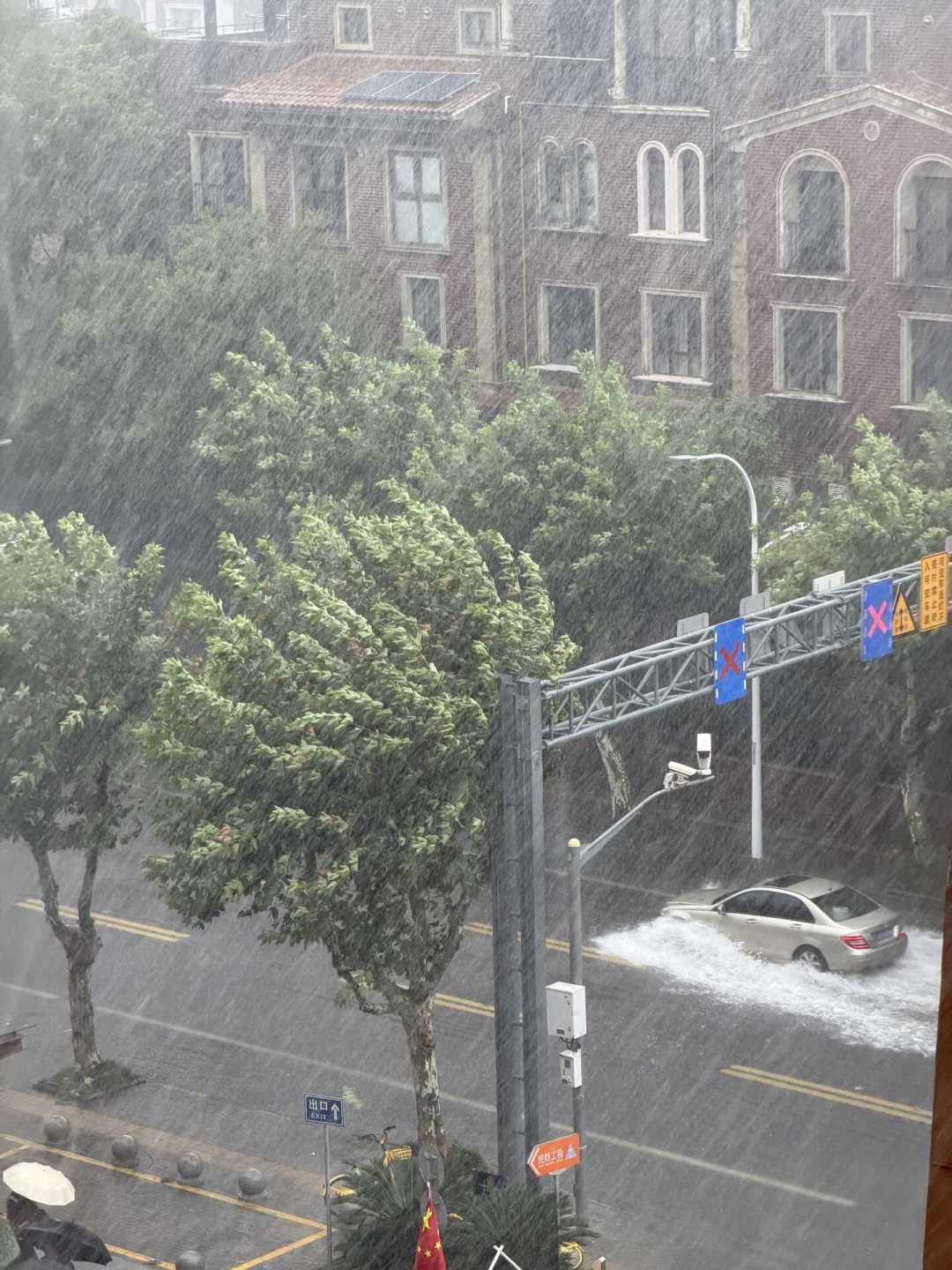 台风「白海豚」刚过，接下来10天还有2个台风要生成：机能风的防水其实分4档，你的冲锋衣在哪一档？