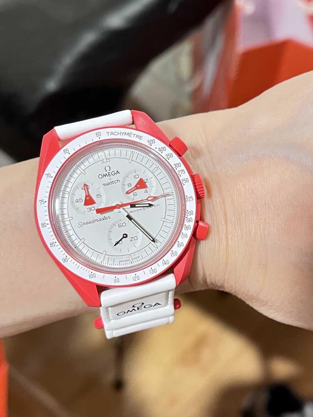公价超5万的真超霸，它卖两千出头：MoonSwatch上车前，先想清这三件事