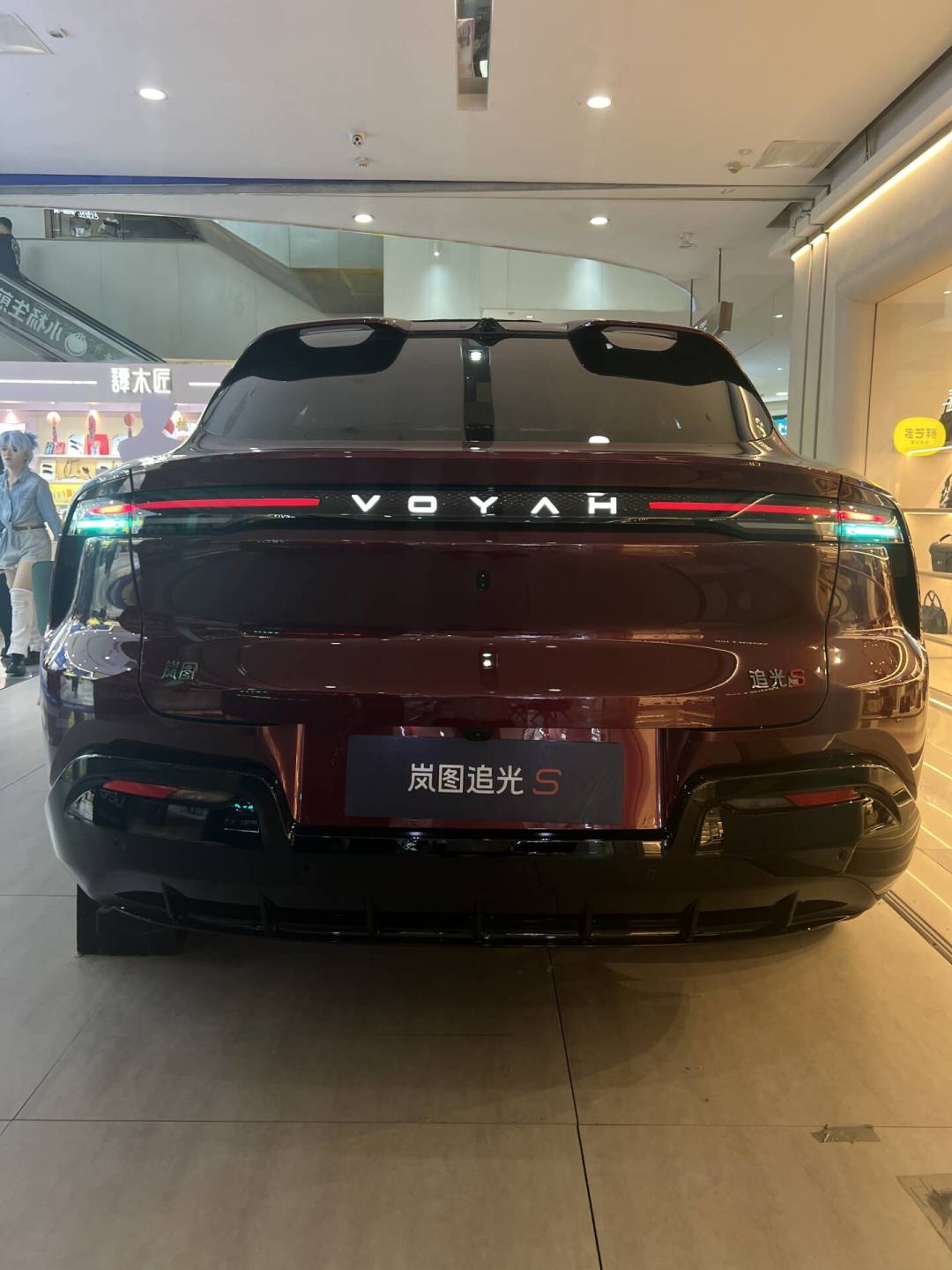 岚图追光S三版本怎么选:一拨说闭眼冲Ultra,一拨说中配最尴尬,其实都对