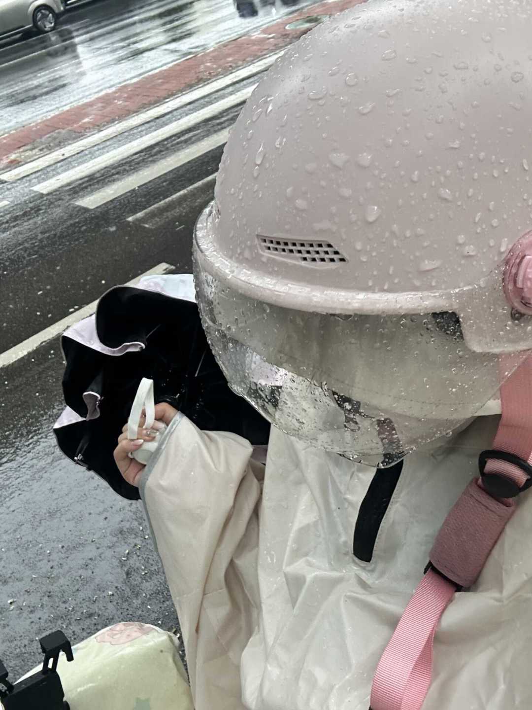 白海豚刚走,2.7万笔理赔,17级沙德尔又在路上:通勤雨衣下单前,先看这6个坑