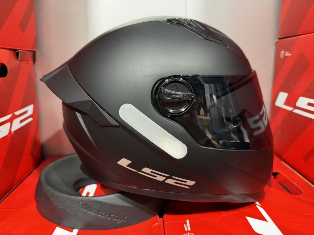 LS2给Moto2车手一个周末备4到5顶盔,还有1顶只给雨天:看完头盔服务卡车的内部,平民LS2该信什么我有答案了