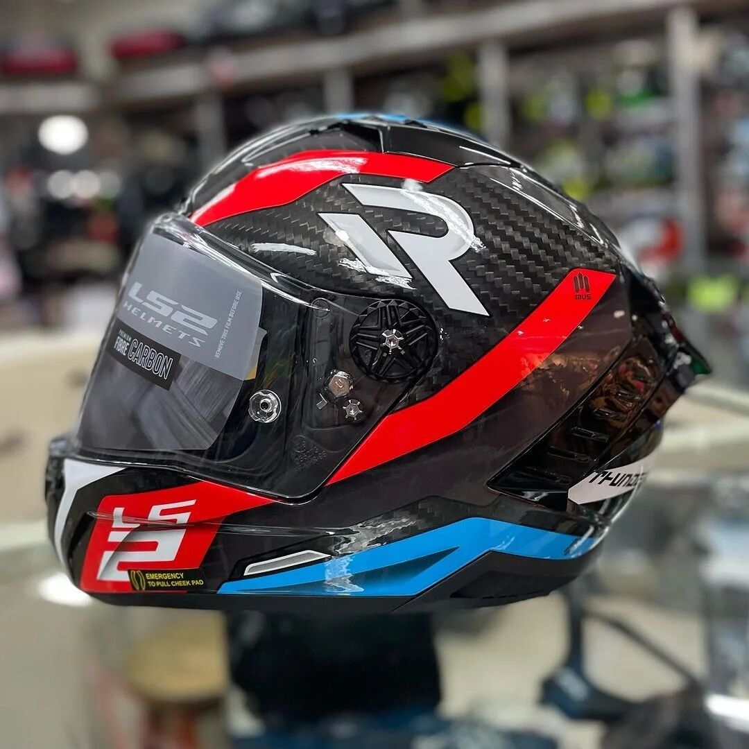 LS2给Moto2车手一个周末备4到5顶盔,还有1顶只给雨天:看完头盔服务卡车的内部,平民LS2该信什么我有答案了