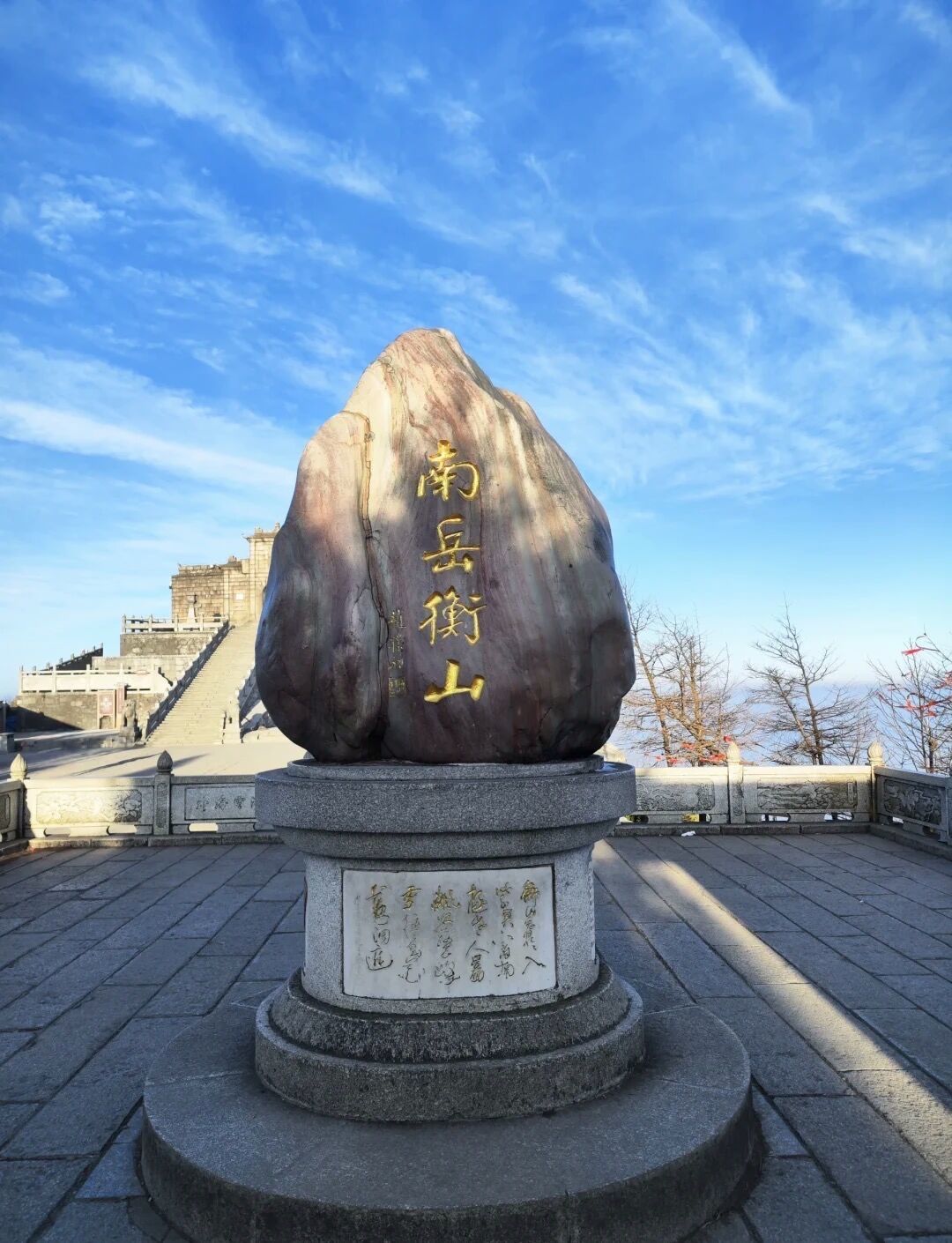 德爷在中国拍片受伤缝四针,粉丝顺带把定位扒了出来:他卖的99元生存课,普通人该不该买