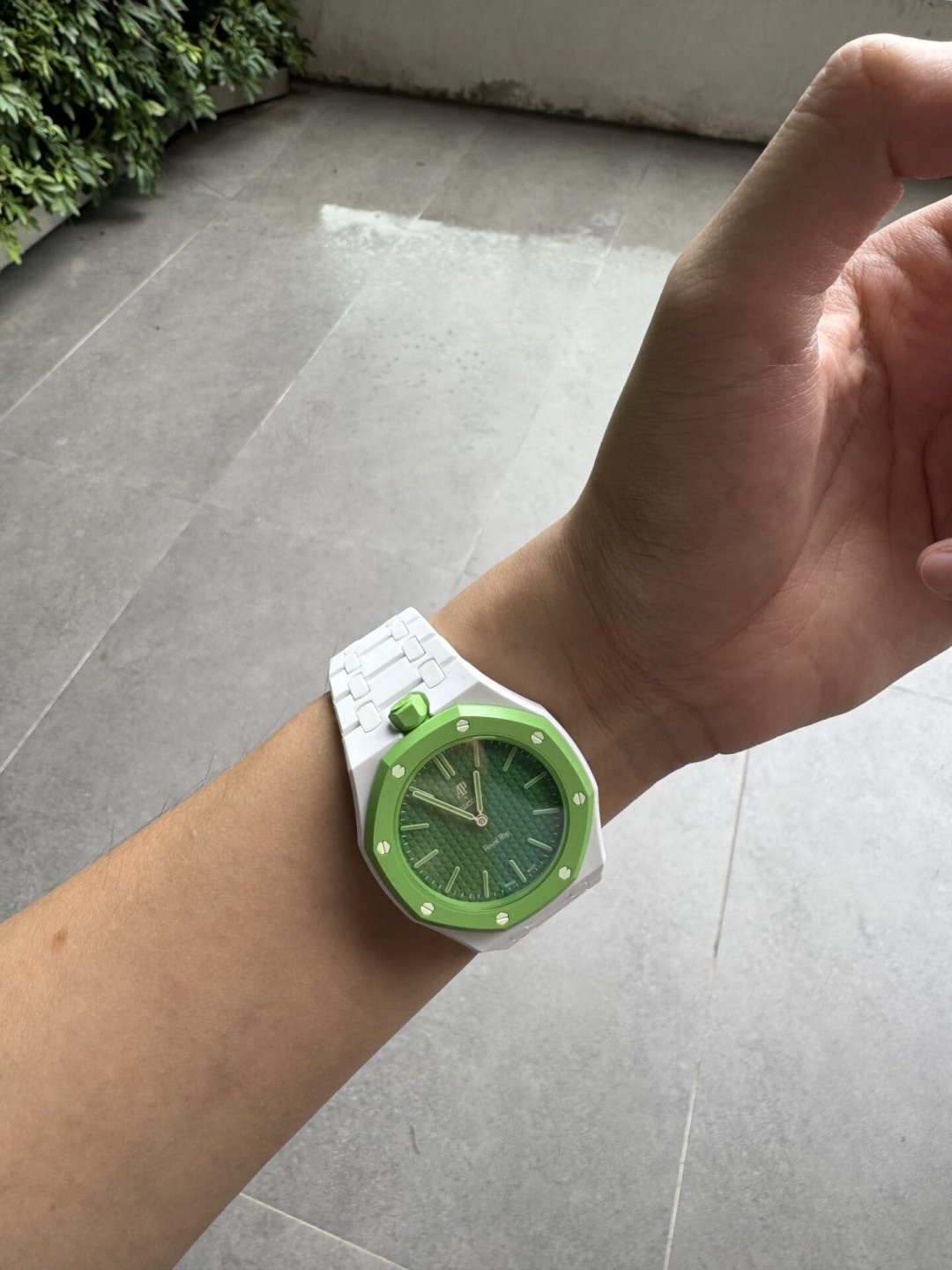 从通宵排队到walk-in买到:爱彼×斯沃琪联名Royal Pop发售三个月,现在入手先看这篇