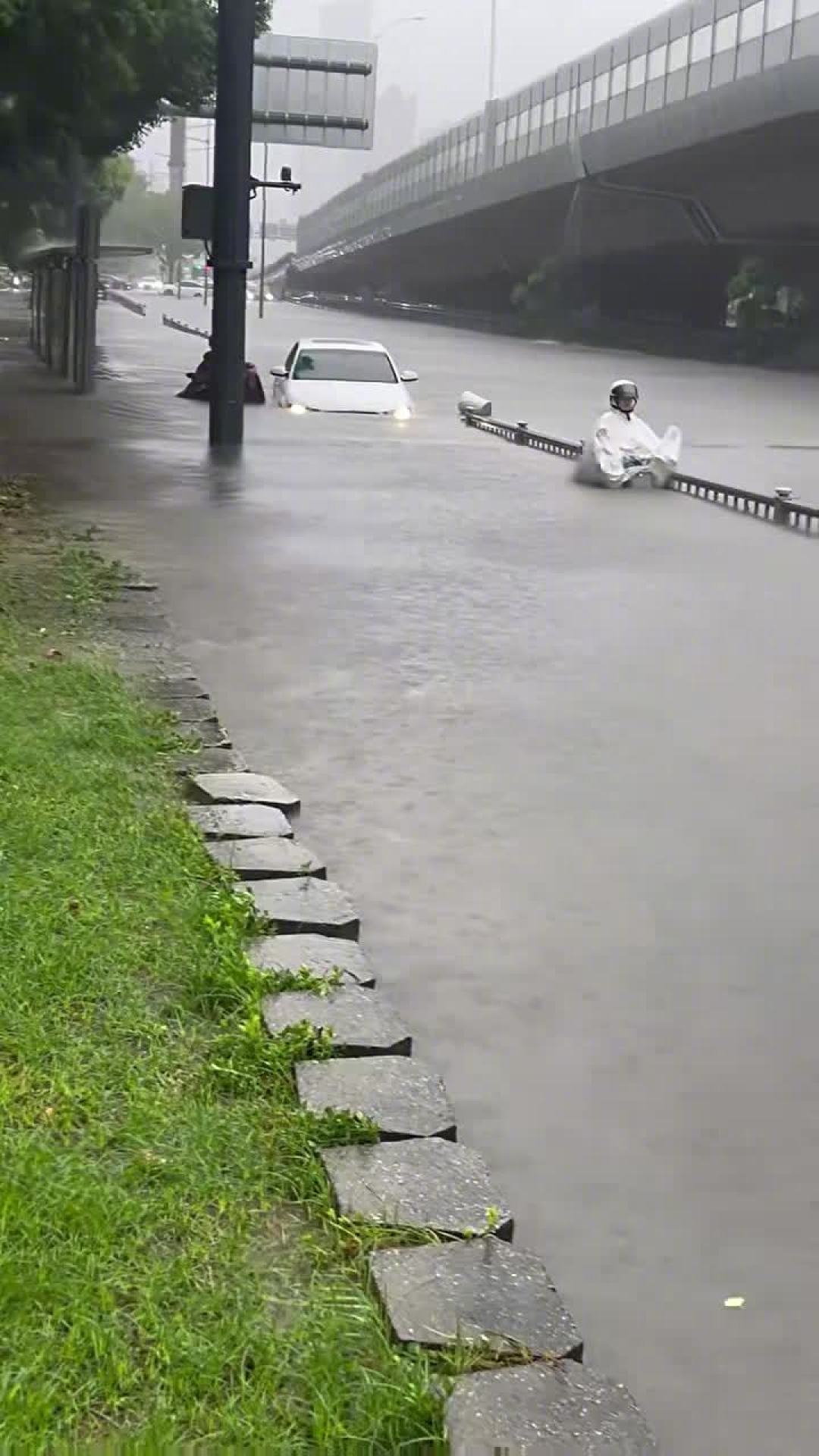 台风白海豚刚扫过沪宁线，小鹏GX暴雨实测刷屏：700mm涉水数字很漂亮，但别拿它当「开船」的底气
