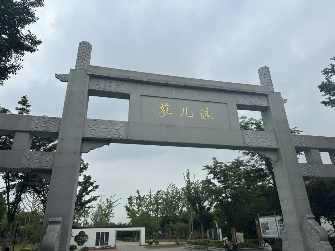 李逵明知毒酒还喝?把原著最后一回逐字对完才明白,他是被宋江骗着喝下的