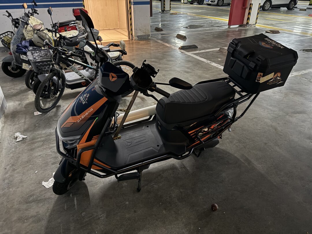 雅迪其实已经悄悄做了一年多外卖车：翻完骑手圈的20多条帖子，把“大圣”系列买/租/换电的成本账和付款前3个坑理出来了