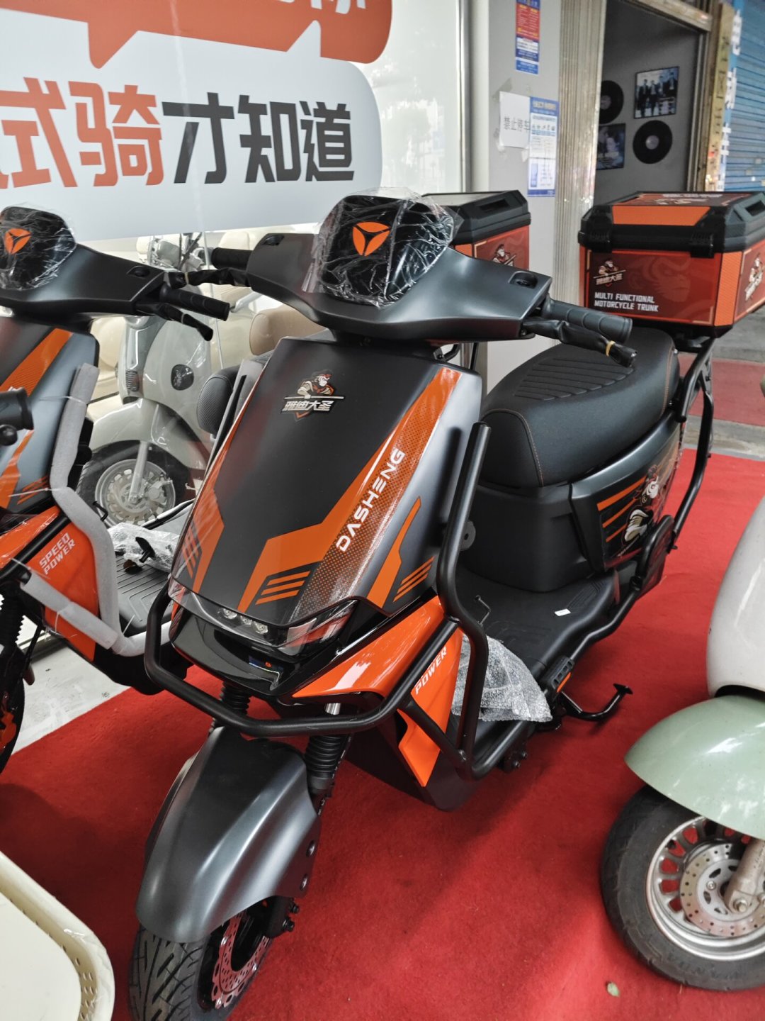 雅迪其实已经悄悄做了一年多外卖车：翻完骑手圈的20多条帖子，把“大圣”系列买/租/换电的成本账和付款前3个坑理出来了