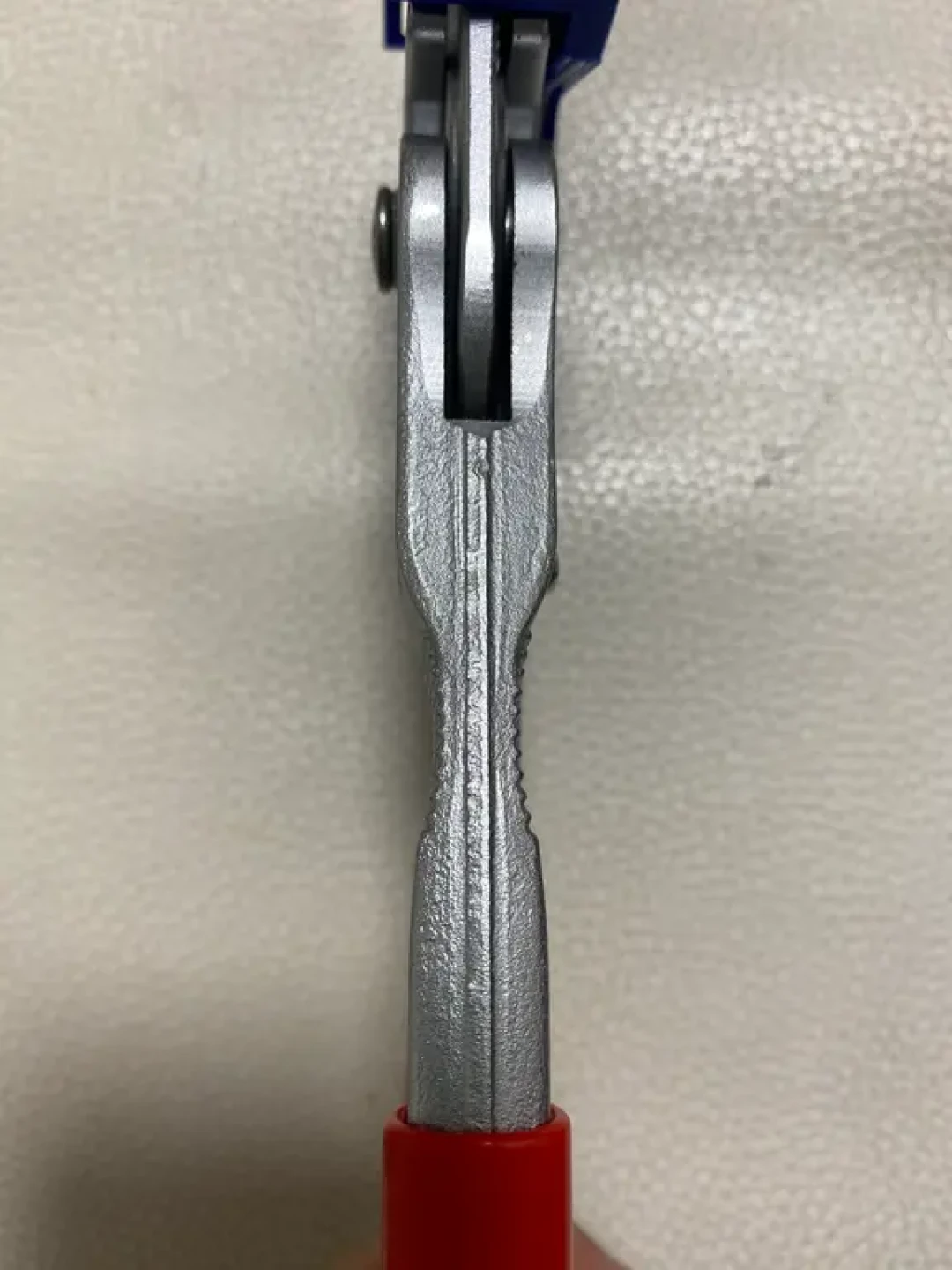 三百块的KNIPEX,开箱带划痕、摸着糙,是翻车还是本来就这样?翻完全网吐槽帖,我划出这条验收线