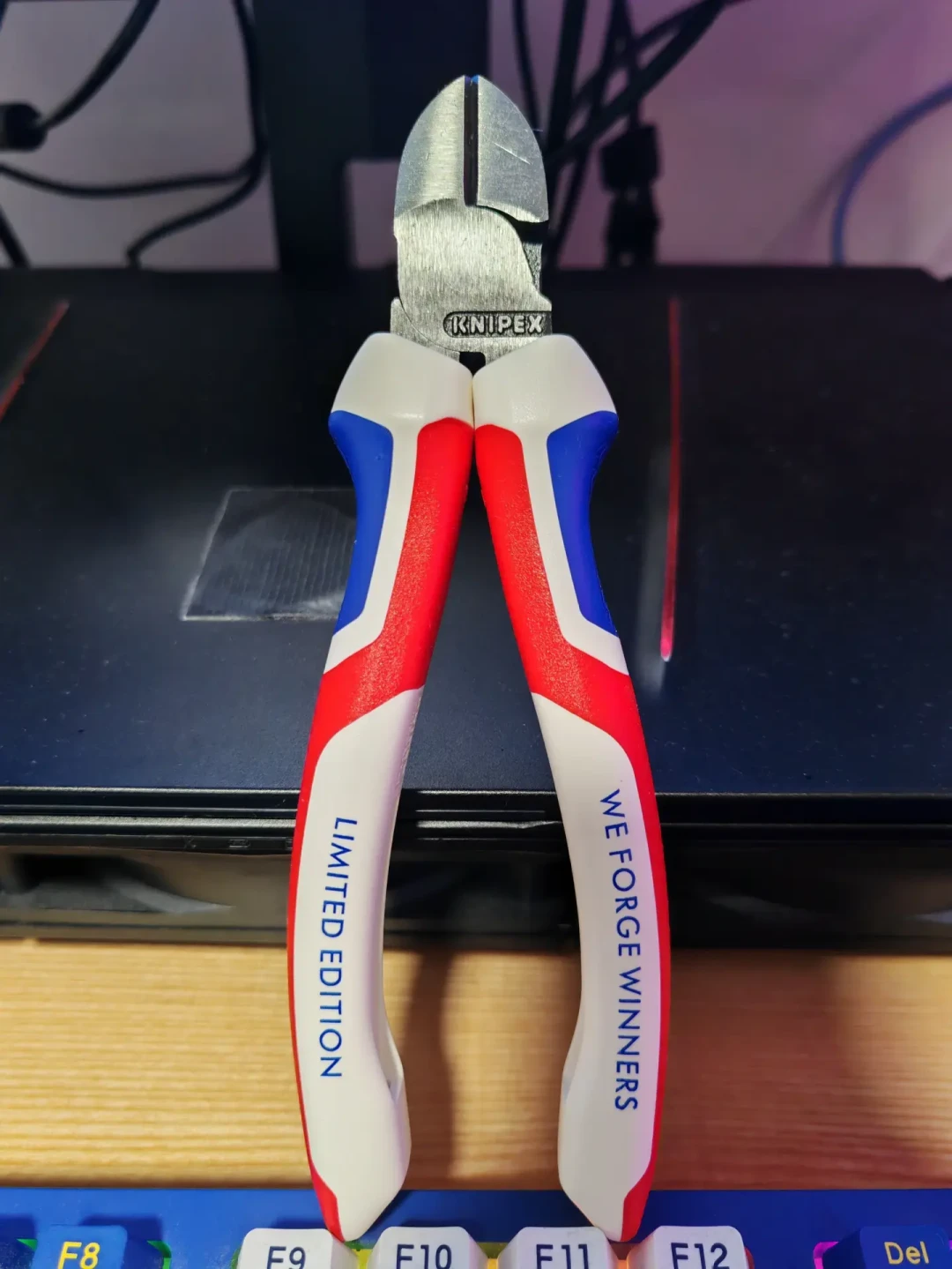 三百块的KNIPEX,开箱带划痕、摸着糙,是翻车还是本来就这样?翻完全网吐槽帖,我划出这条验收线