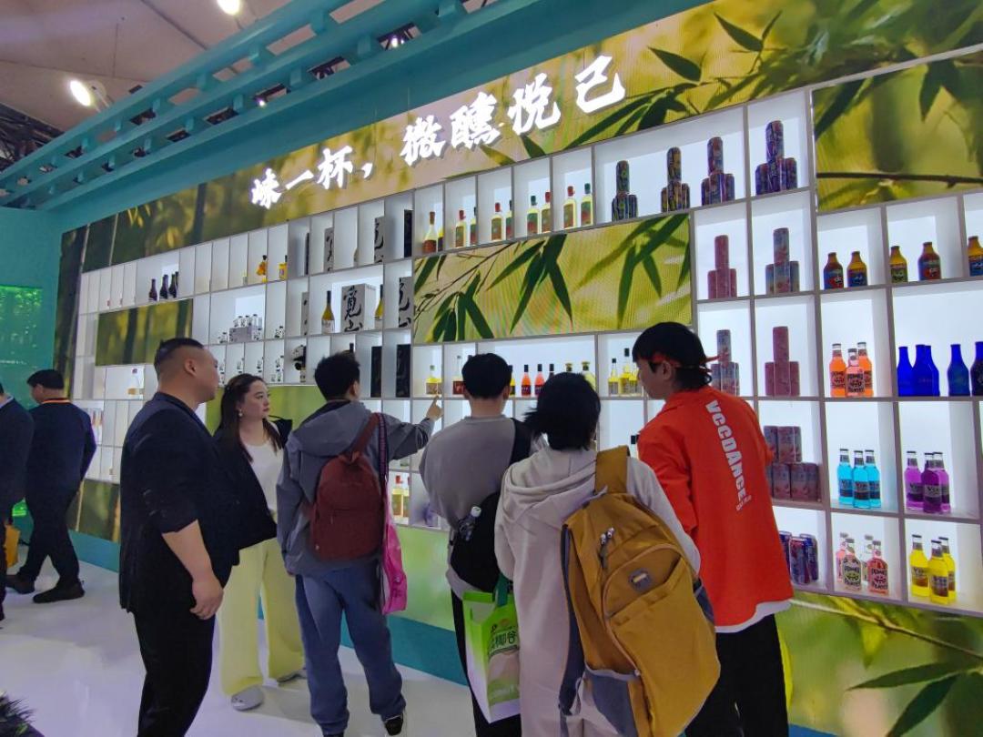 糖酒会上的低度风味酒陈列墙