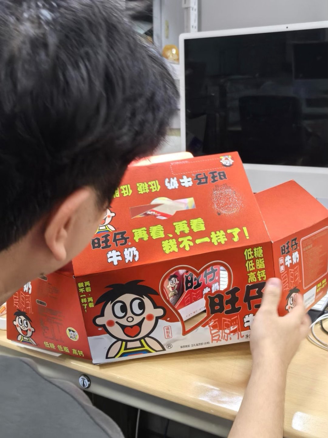 被骂“太甜”的第4天,旺仔牛奶官宣低糖了:把含糖量、国标和财报都核了一遍,这罐到底怎么等
