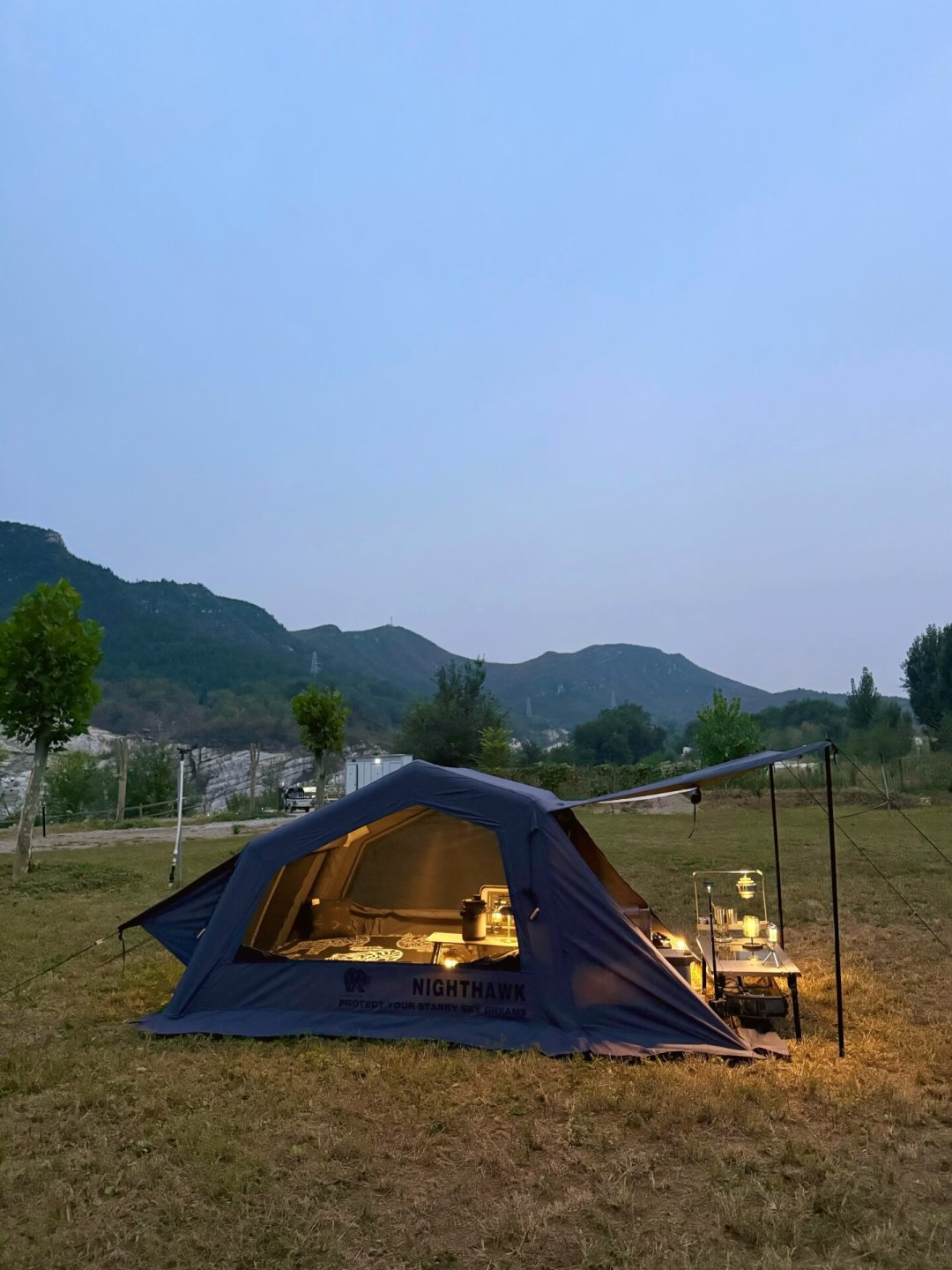 第一顶帐篷买200的还是2000的?翻完27款横评、老玩家算账帖和收藏最多的价位表,发现问法就错了