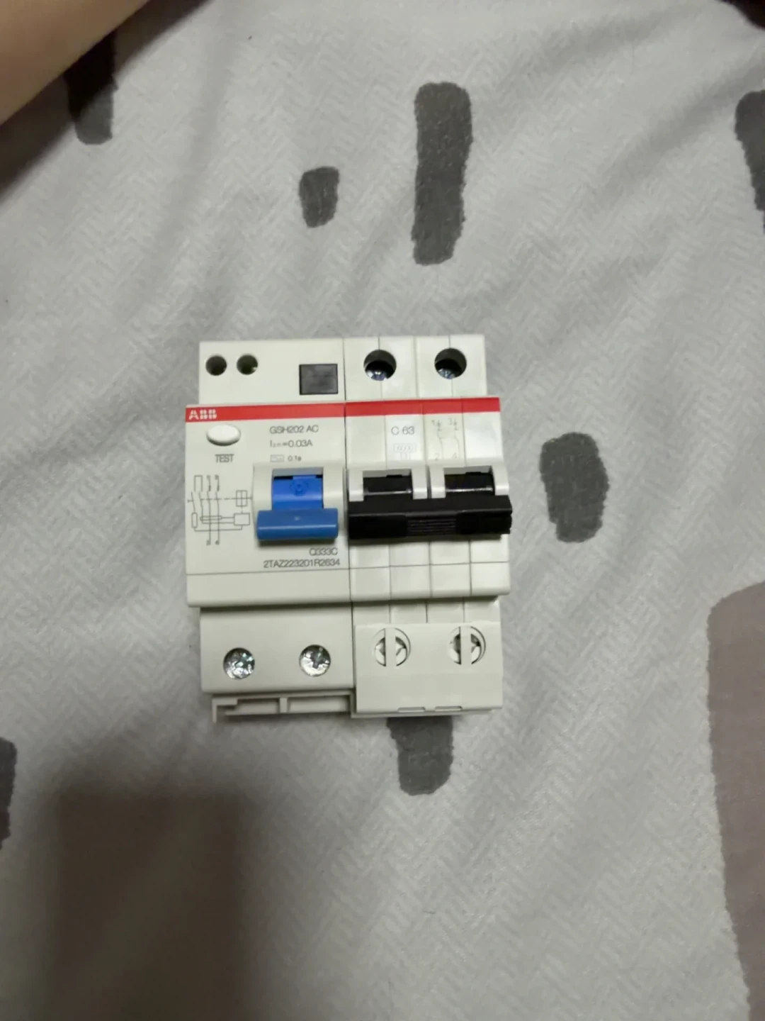 「我买的ABB是正品吗?」翻完一堆求鉴定帖和两起打假案,我发现多数人是被正品吓的