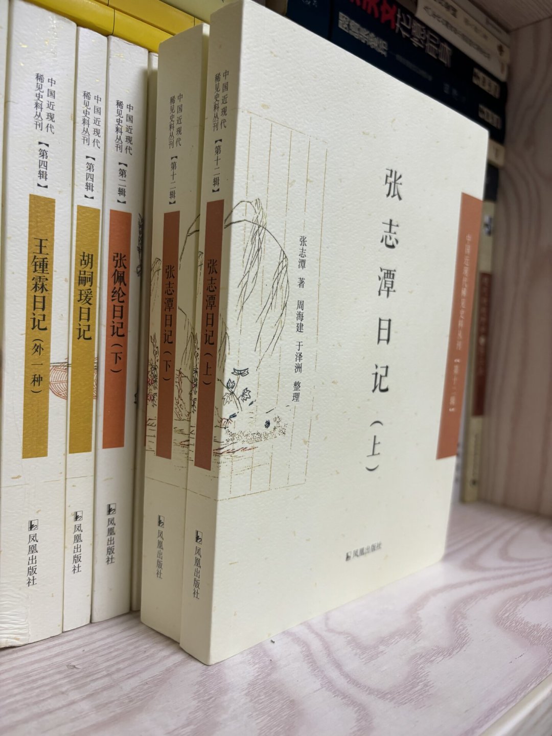 把《小团圆》当账本读才懂张爱玲:800块奖学金、30万法币、两根金条,她一生算得最清的是钱
