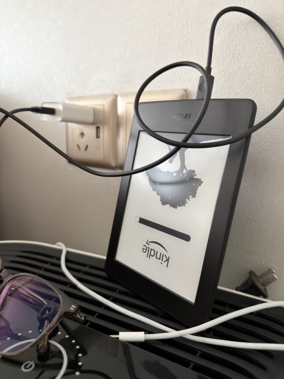 老Kindle放太久,开不了机也充不进电?先别扔:翻完全网20多篇抢救帖,整理出这份0元顺序和换电池账单