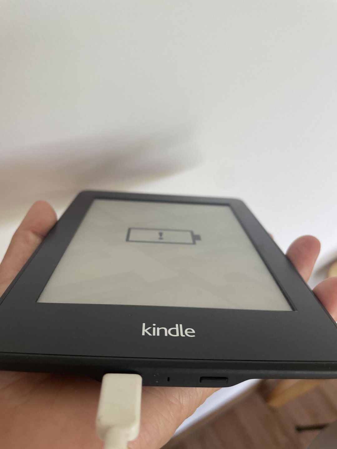 老Kindle放太久,开不了机也充不进电?先别扔:翻完全网20多篇抢救帖,整理出这份0元顺序和换电池账单