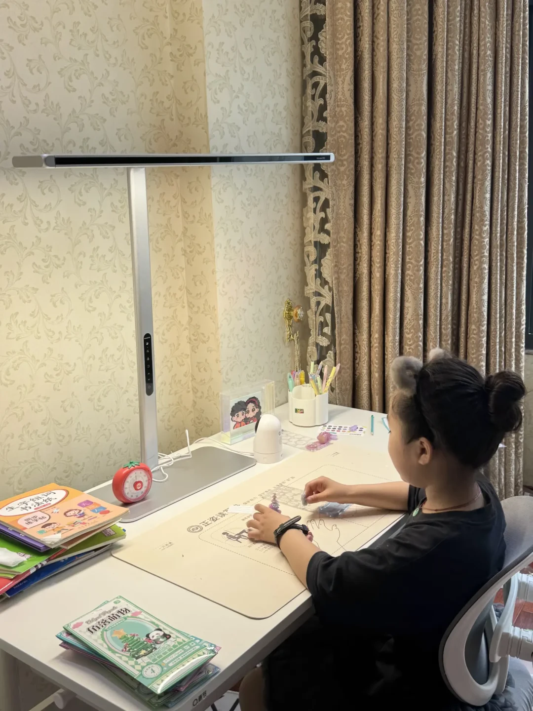 「买了AA级台灯,就能关灯写作业」?教室照明新国标11月1日实施,学校忙着换灯,你家书桌的照度也该查一查