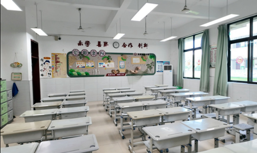 「买了AA级台灯,就能关灯写作业」?教室照明新国标11月1日实施,学校忙着换灯,你家书桌的照度也该查一查