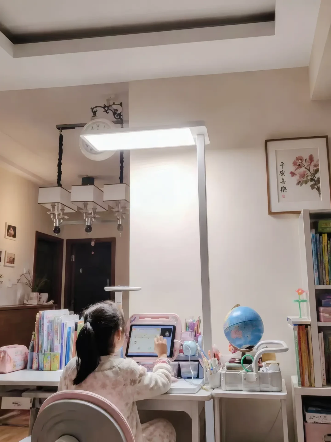「买了AA级台灯,就能关灯写作业」?教室照明新国标11月1日实施,学校忙着换灯,你家书桌的照度也该查一查