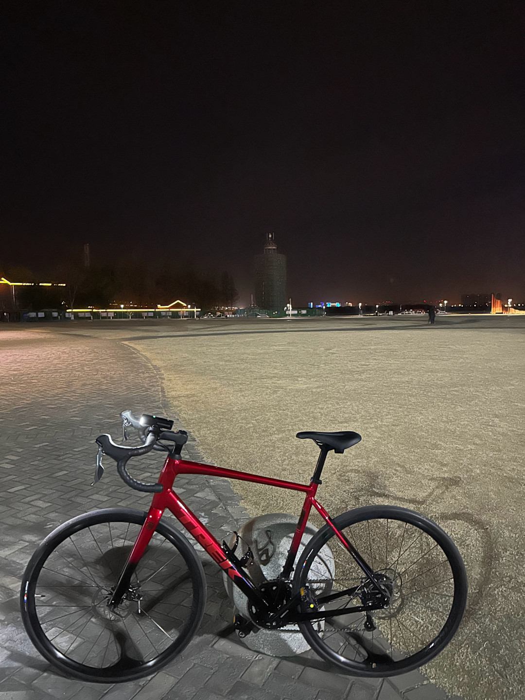 惠州一男子夜骑摔下十多米山崖:高温天夜骑,第一件该花钱的装备不是前灯