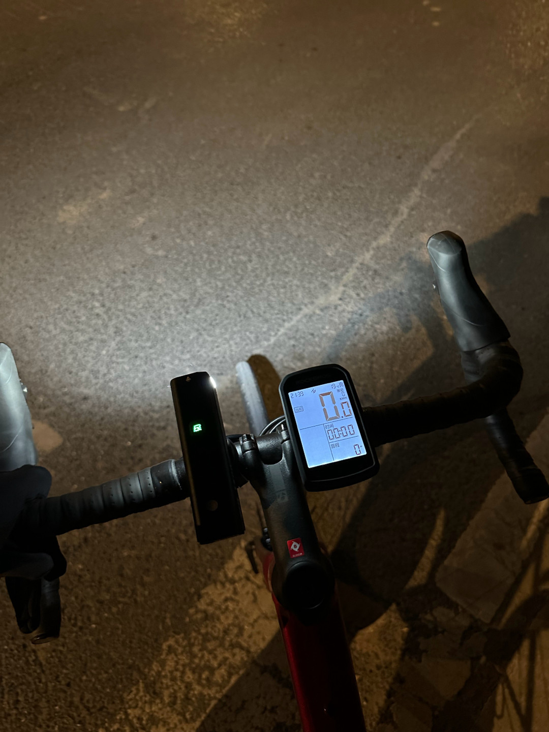 惠州一男子夜骑摔下十多米山崖:高温天夜骑,第一件该花钱的装备不是前灯
