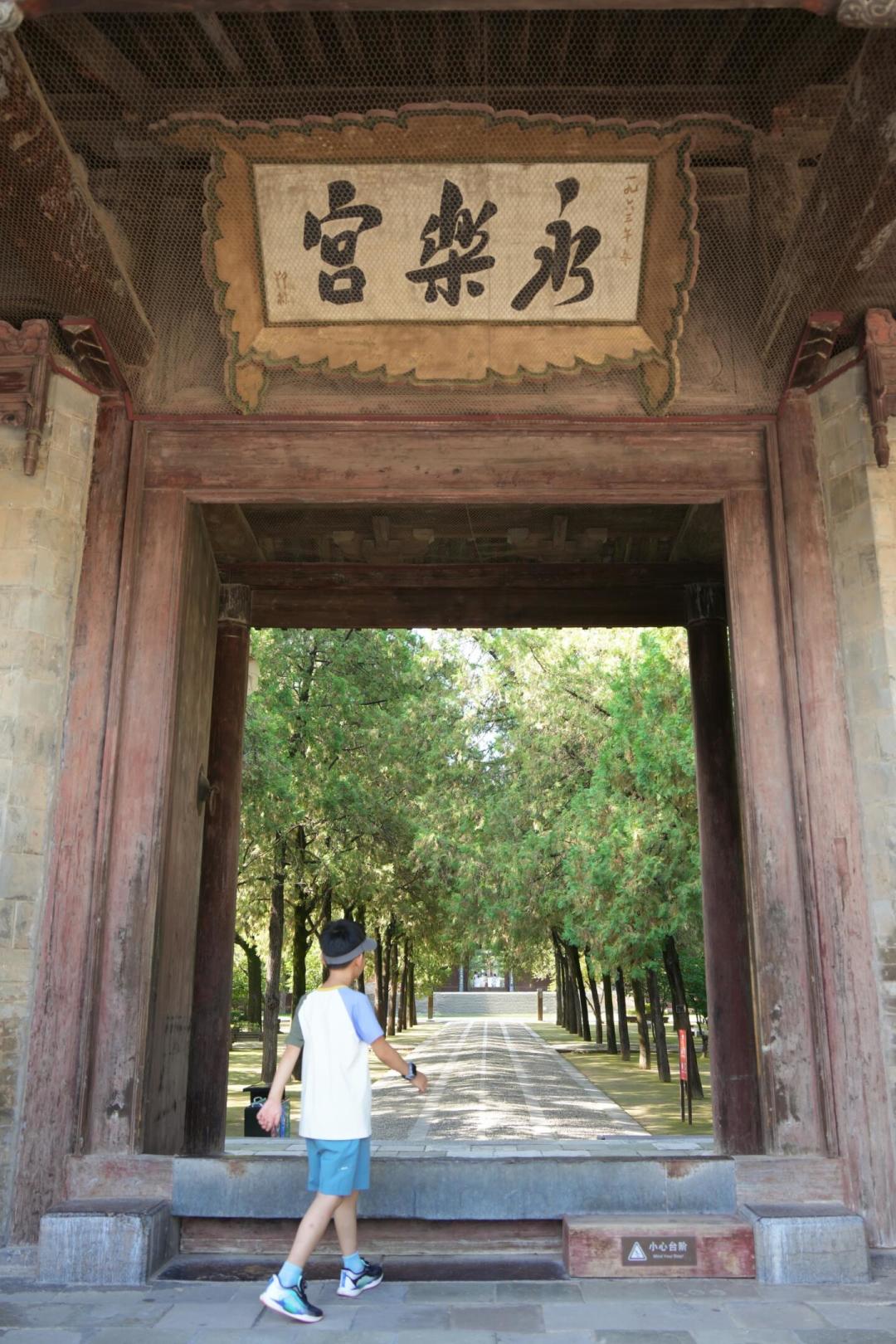 永乐宫“让拍照”了?别急着冲:把幽暗大殿的真相捋清楚,再决定看真迹、看复刻还是直奔成都