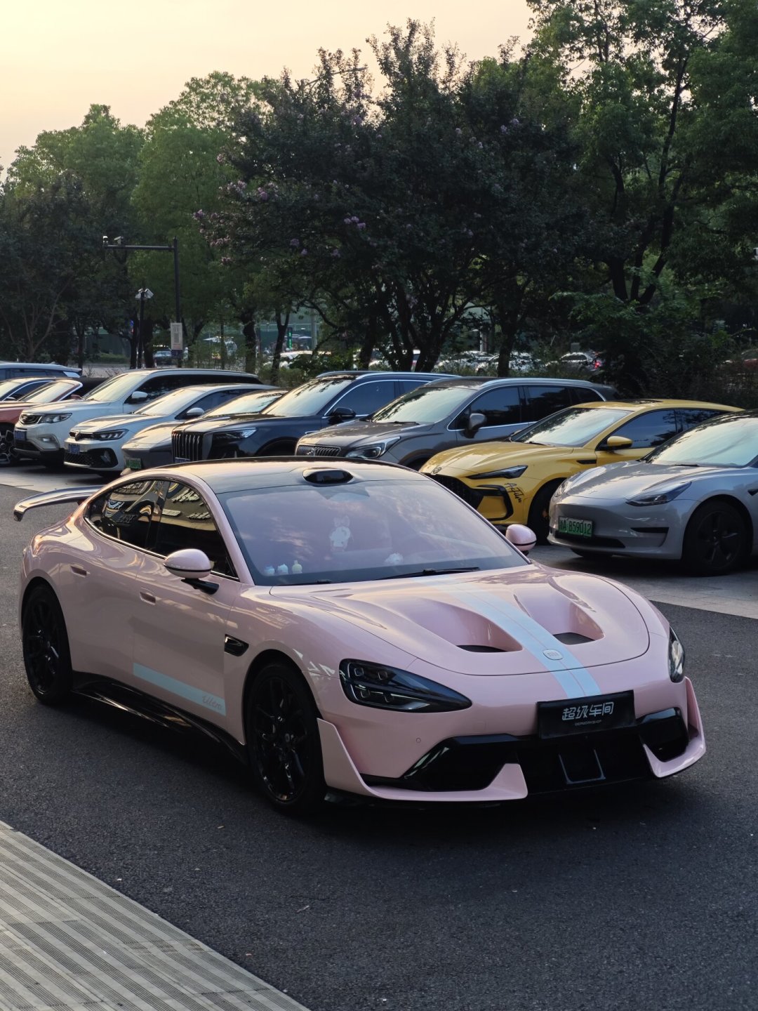 小米挖孔机盖的官司打到第二回合了：原厂4.2万，后市场零头价，换之前先算这三笔账