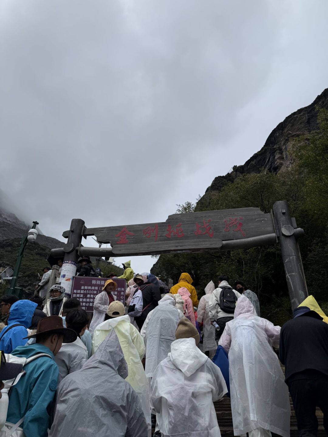 稻城亚丁免门票3个月,还覆盖国庆:先别急着冲,免掉的146元可能被一晚房费涨回来
