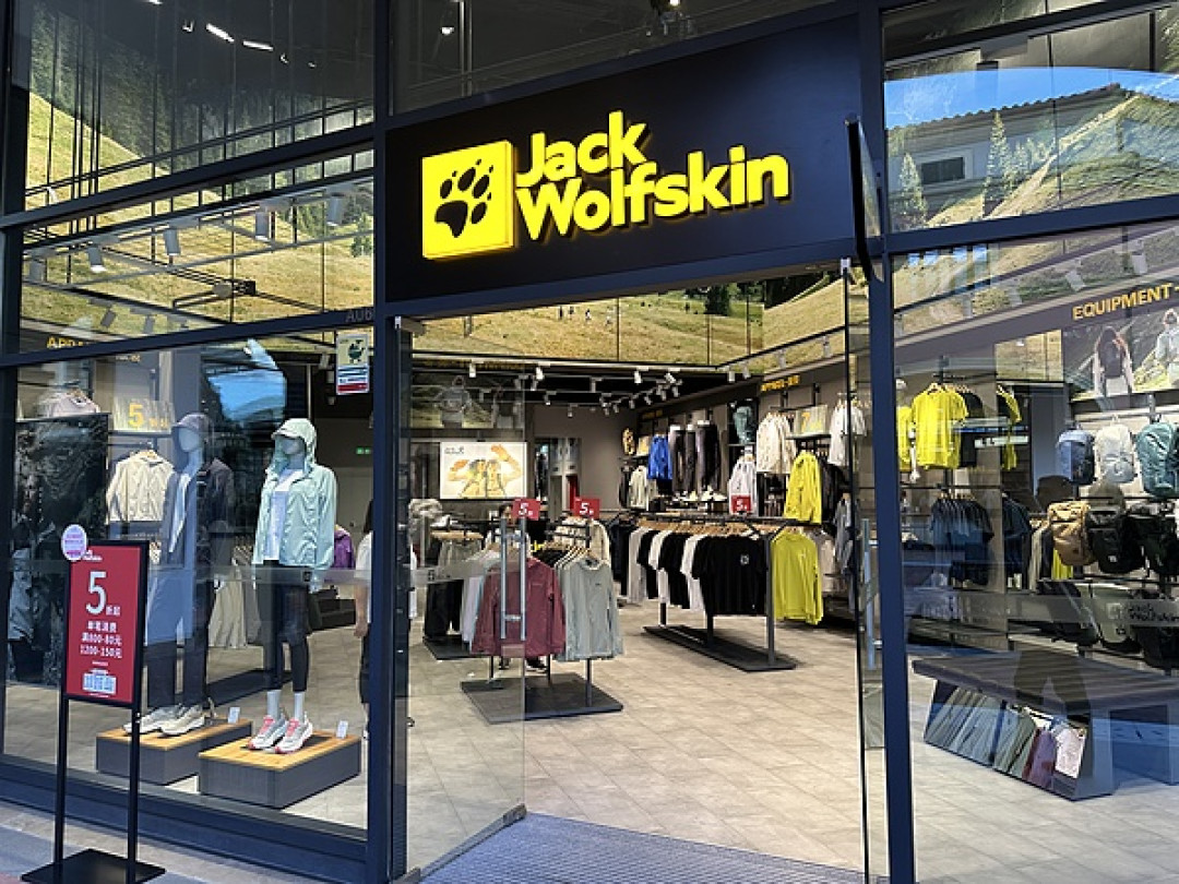 狼爪的中国门店从700家跌到只剩38家，如今又重回万象城、赛格开店：渠道大换血，买家该走哪条路
