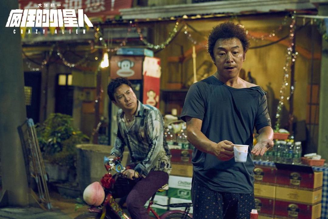 看完《龙餐馆》，我翻了一周的《疯狂的外星人》：一半是真平反，一半是流量生意