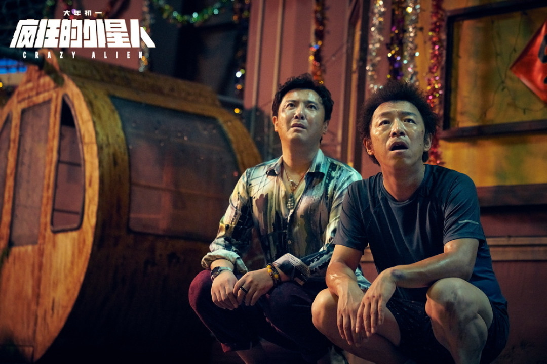 看完《龙餐馆》，我翻了一周的《疯狂的外星人》：一半是真平反，一半是流量生意