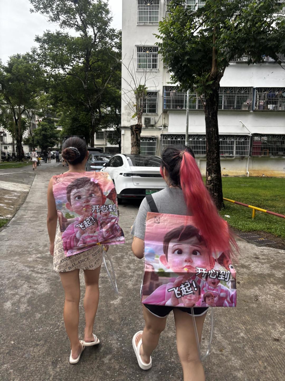 保亭嬉水节七夕开幕,数万人街头泼水:但台风也来了,这个“海南版泼水节”哪天去、花多少钱,一次说清