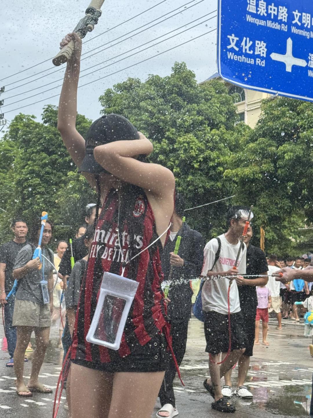 保亭嬉水节七夕开幕,数万人街头泼水:但台风也来了,这个“海南版泼水节”哪天去、花多少钱,一次说清