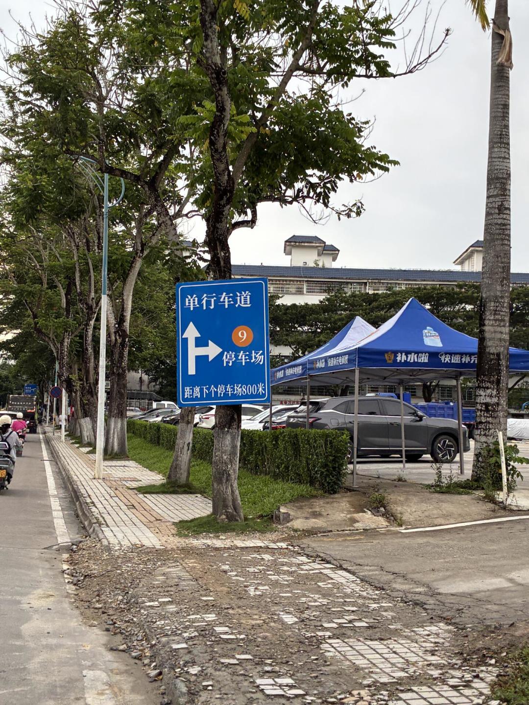 保亭嬉水节七夕开幕,数万人街头泼水:但台风也来了,这个“海南版泼水节”哪天去、花多少钱,一次说清