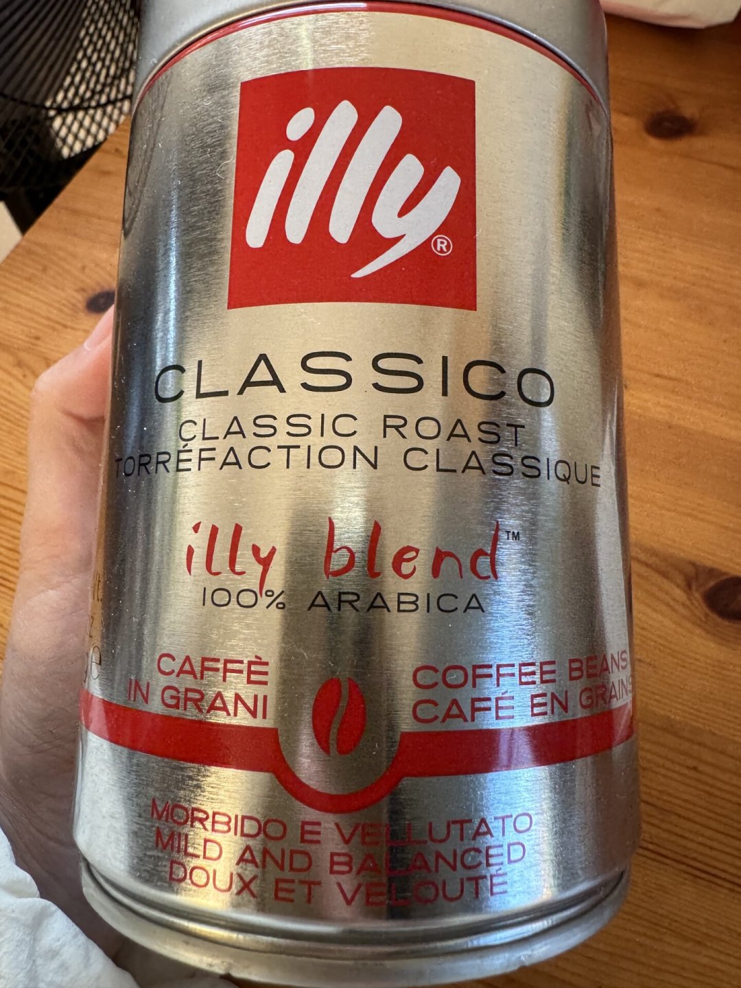 一罐从欧洲背回来的illy,用中文写着