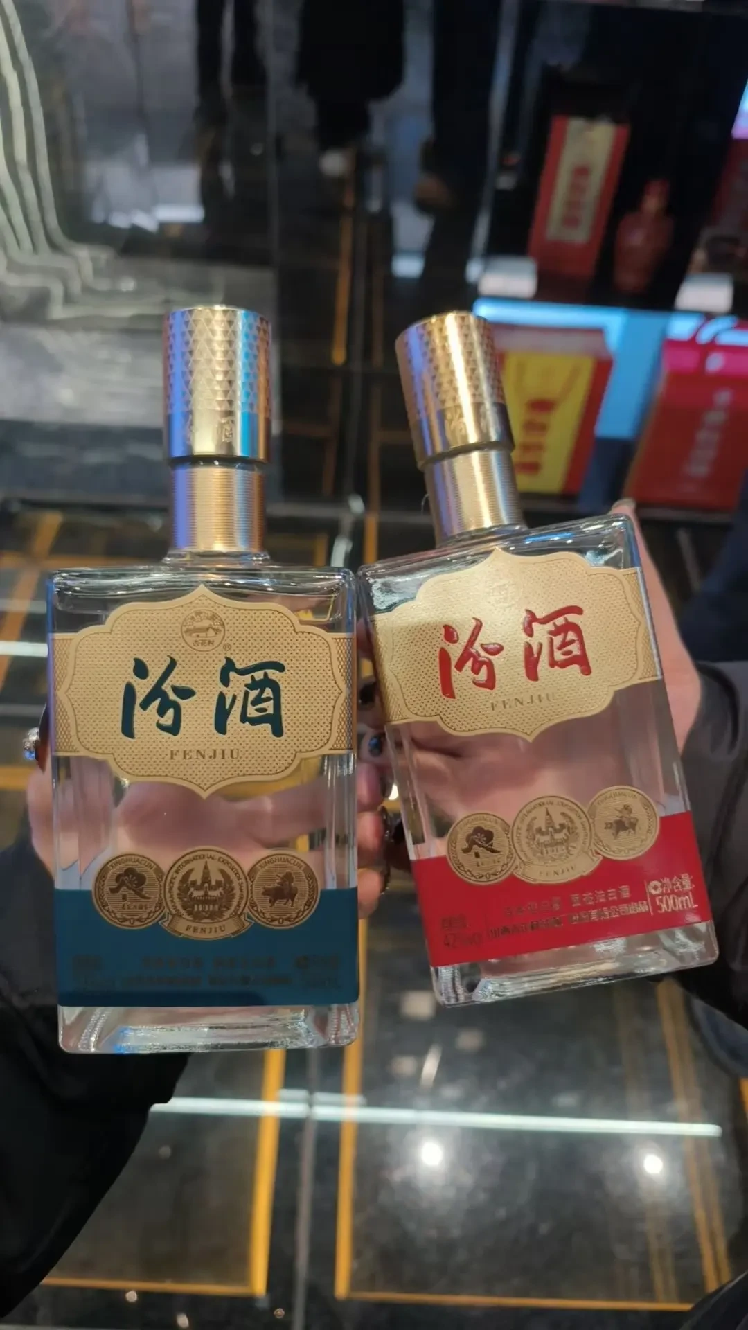 新品刷屏、黄盖被骂,老酒友却在悄悄囤这瓶遇冷4年的献礼汾:什么价值得买、怎么买不踩坑,中秋前一次说清